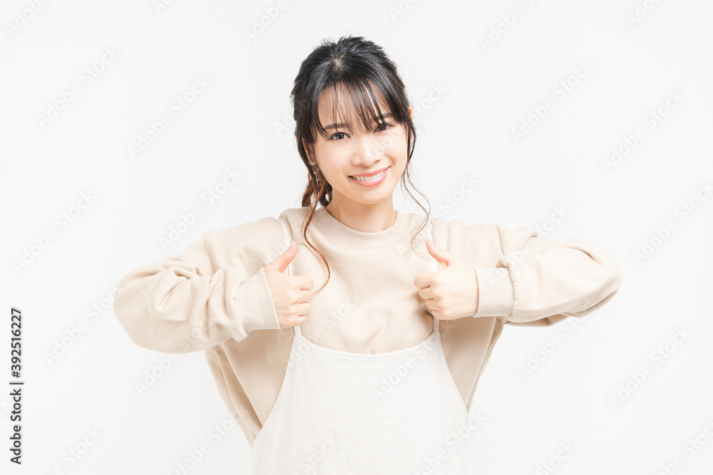 いいねのジェスチャーをする若い女性 いいねのジェスチャーをする若い女性
