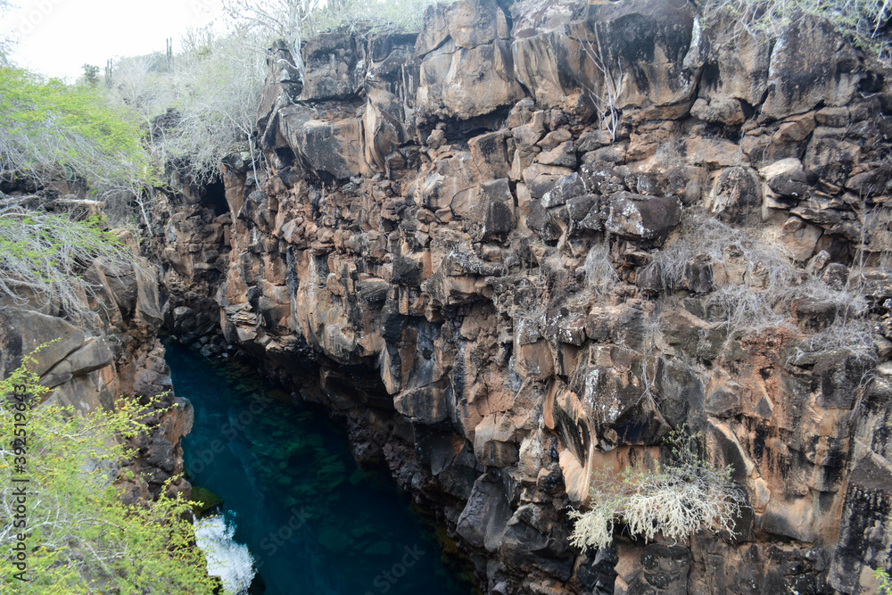 Canal de agua y rocas Las Grietas islas Galapagos