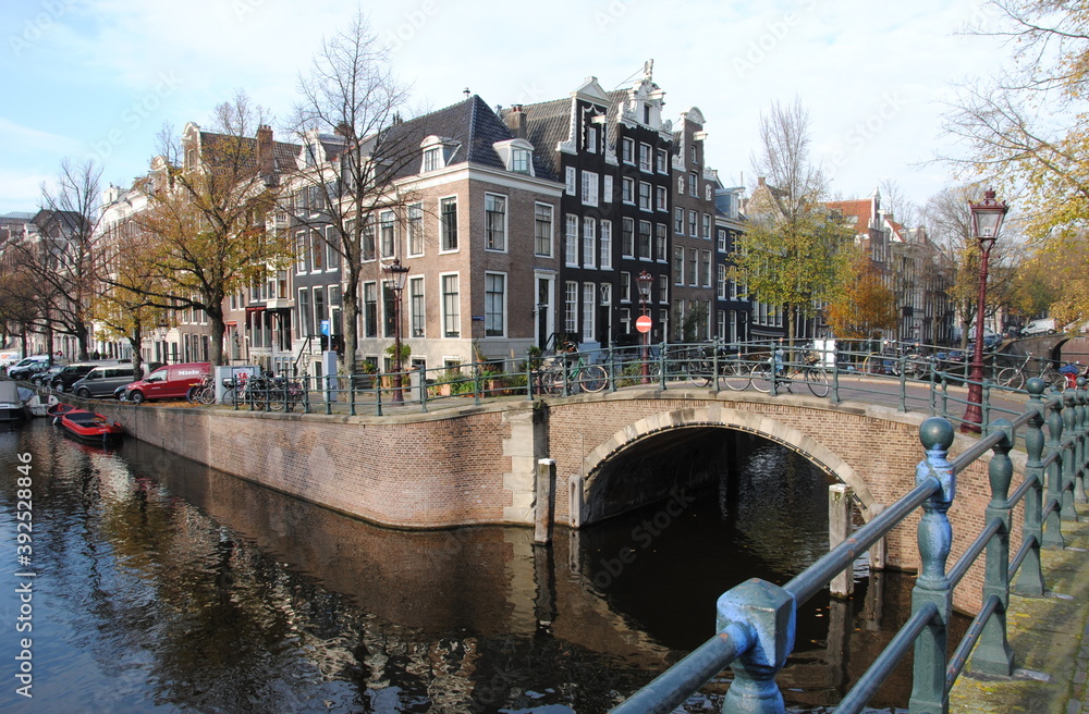 Naklejka premium Intersection of two canals, the Prinsengracht and the Reguliersgracht, in the center of Amsterdam