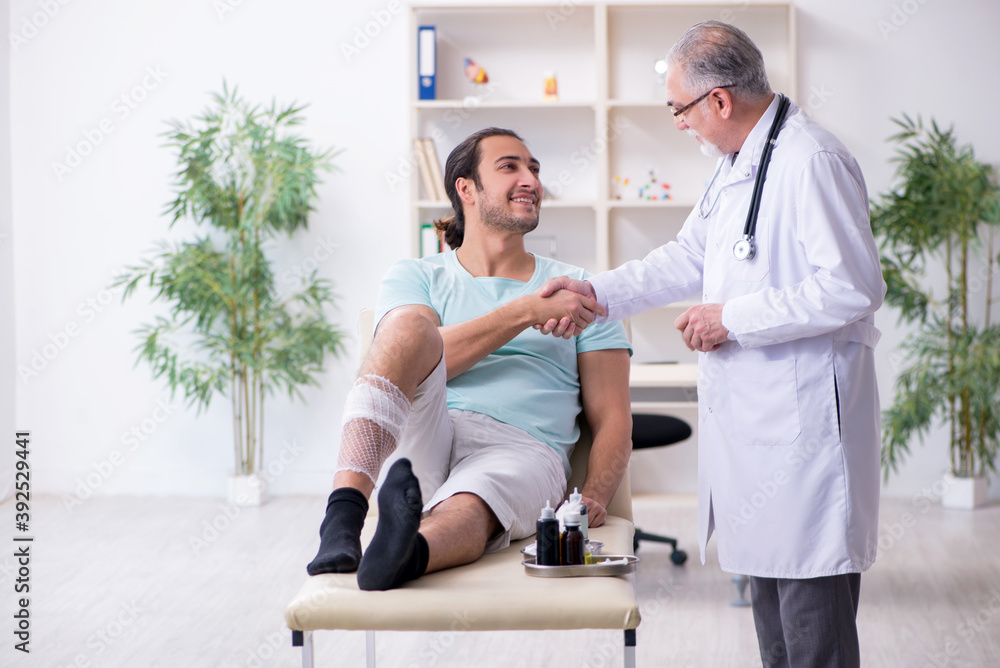 Fototapeta premium Young leg injured man in the hospital