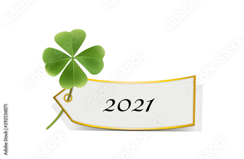 Kleeblatt mit Kärtchen, 
Silvester Neujahr Karte 2021,
Glücksbringer für 2021
Vektor Illustration isoliert auf weißem Hintergrund
