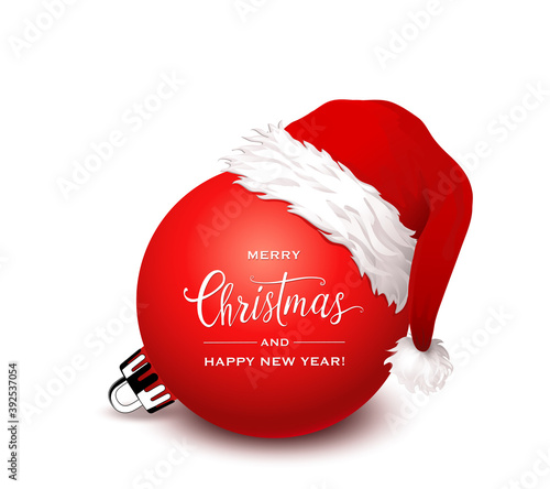 Rote Weihnachtskugel mit Weihnachts-Mütze und Grüße in englisch, 
Vektor Illustration isoliert auf weißem Hintergrund
