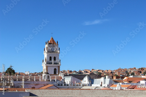 Fotografija panoramic view of historic colonial tower of sucre cathedral with red tile roofs