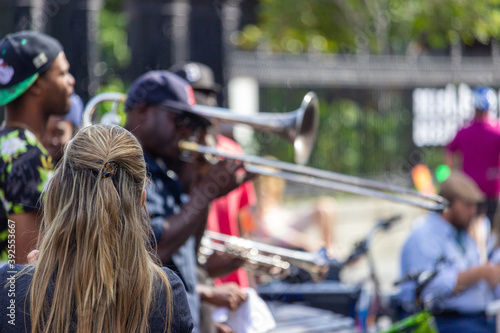 Fotografía Women watches street band in New Orleans