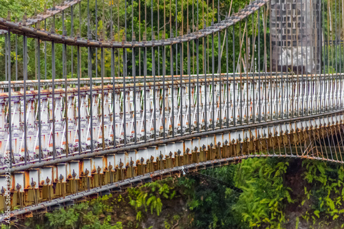 Fototapeta Naklejka Na Ścianę i Meble -  Vieux pont suspendu de la rivière de l’Est, île de la Réunion 