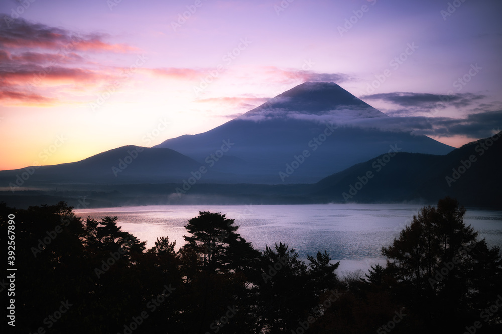 本栖湖畔から眺める夜明け前の富士山