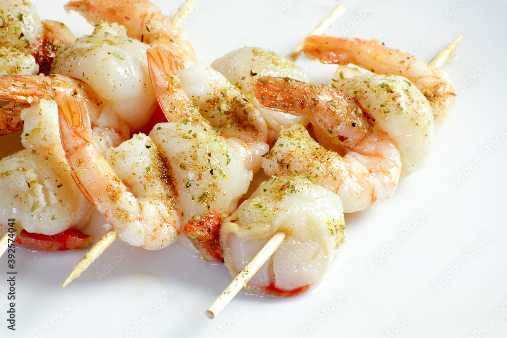 brochettes de crevettes et saint-jacques épicés brochettes de crevettes et saint-jacques épicés
