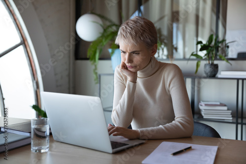 Billede på lærred Worried stressed businesswoman looking at laptop screen, doubting, reading bad n