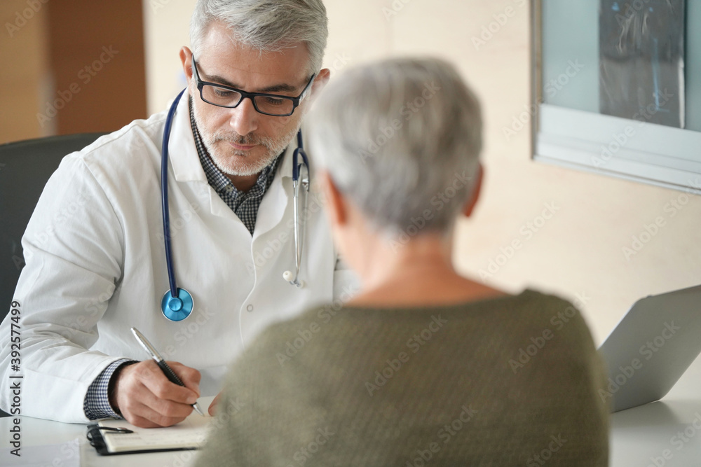 Obraz premium Mature doctor with patient in office, radiology