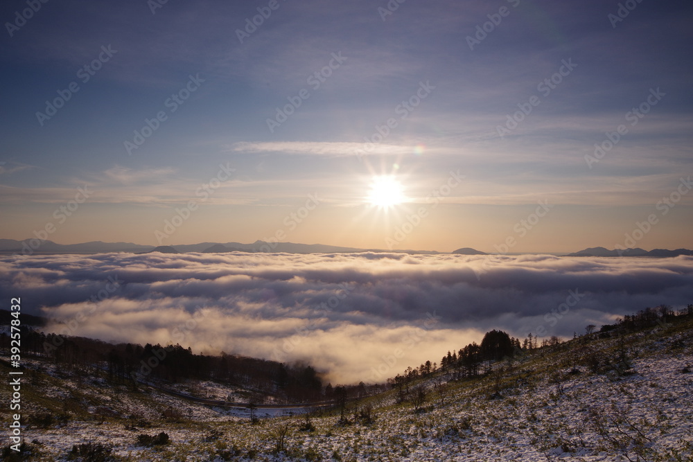 冬の朝。雲海の広がる峠からの眺め。