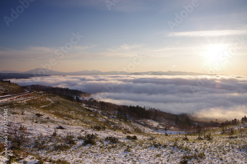 冬の朝。雲海の広がる峠からの眺め。 © Masa Tsuchiya