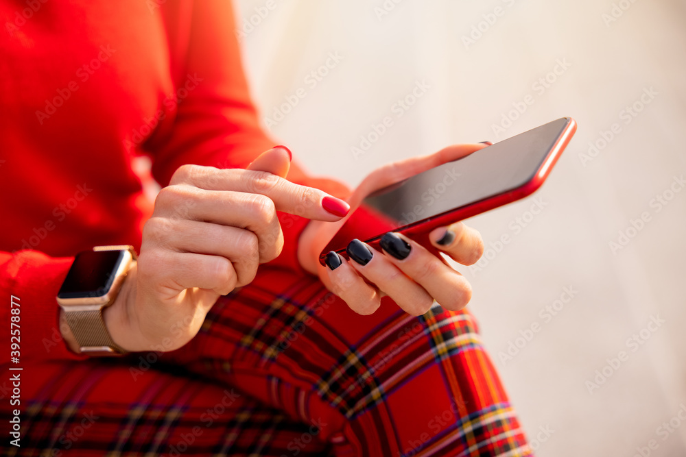 Obraz premium Woman using modern tech devices