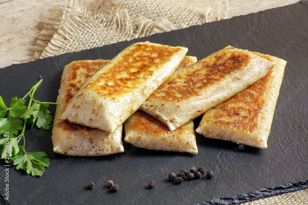 crêpes farcies cuites sur une ardoise crêpes farcies cuites sur une ardoise