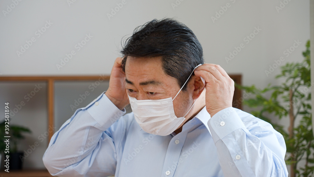 マスクを付ける中年男性