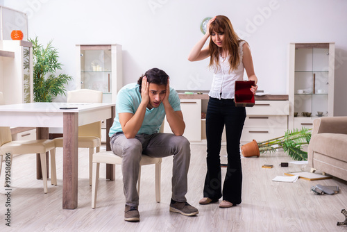 Foto Young couple found their house after burglary robbed by burglars