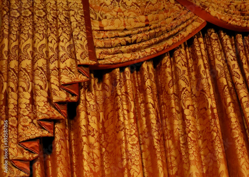 Εκτύπωση καμβά Beautiful rich gold red brocade curtains with ornate draped pelmet
