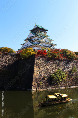 紅葉で色付く大阪城と屋形船