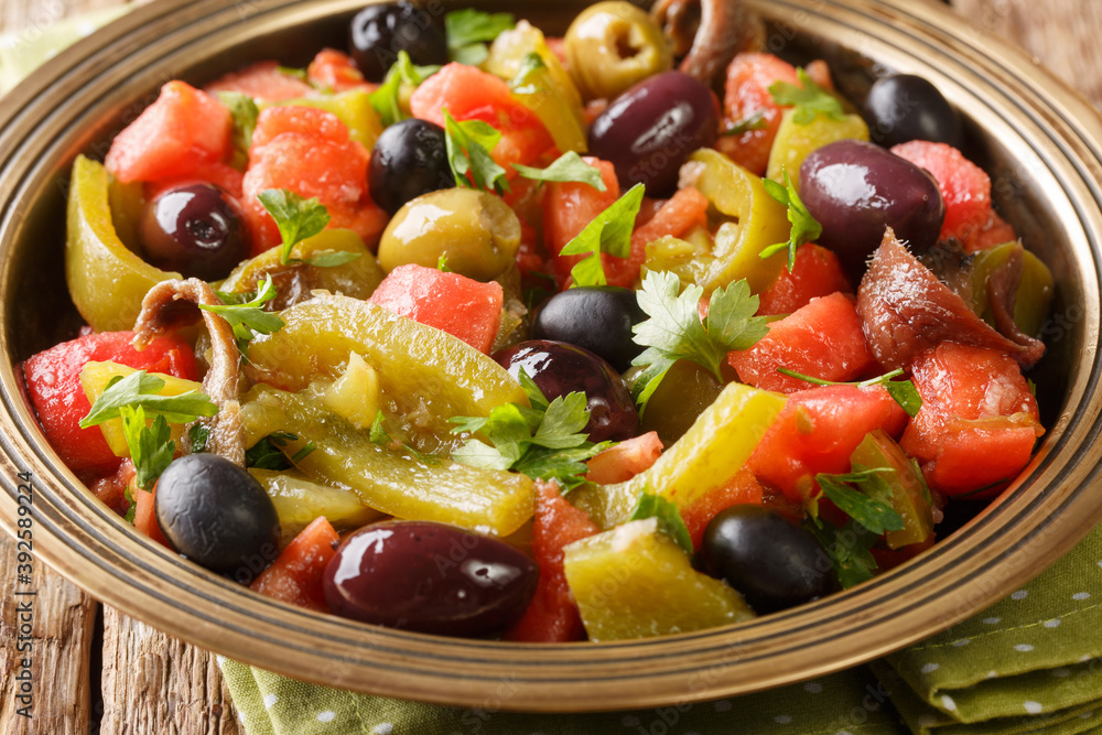 Φωτογραφία Tomato and green pepper salad Chlada felfel recipe close-up in a bowl on the table