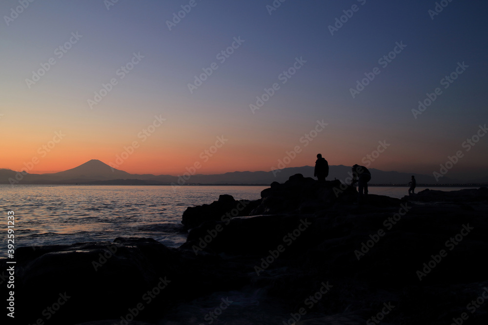 夕日 海岸 富士山 岩場 背景