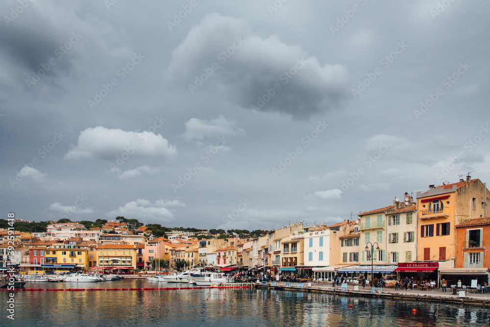 Le port et la ville de Cassis. Un village de la Côte-d'Azur.  un village traditionnel du sud de la France. Un orage arrive sur un village du sud de la France. Un port menacé par une tempête 