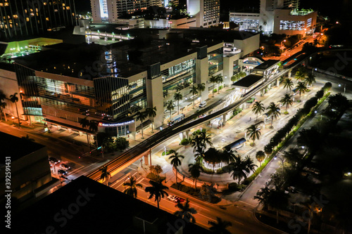 Fototapeta Naklejka Na Ścianę i Meble -  Skyline view of the city of Miami at night