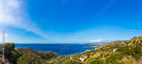 Blick über die Buchten von Batsi und Gavrion auf der griechischen Kykladen-Insel Andros mit Kea und dem Festland am Horizont