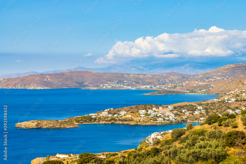 Blick über die Buchten von Batsi und Gavrion auf der griechischen Kykladen-Insel Andros mit der Insel Euböa am Horizont
