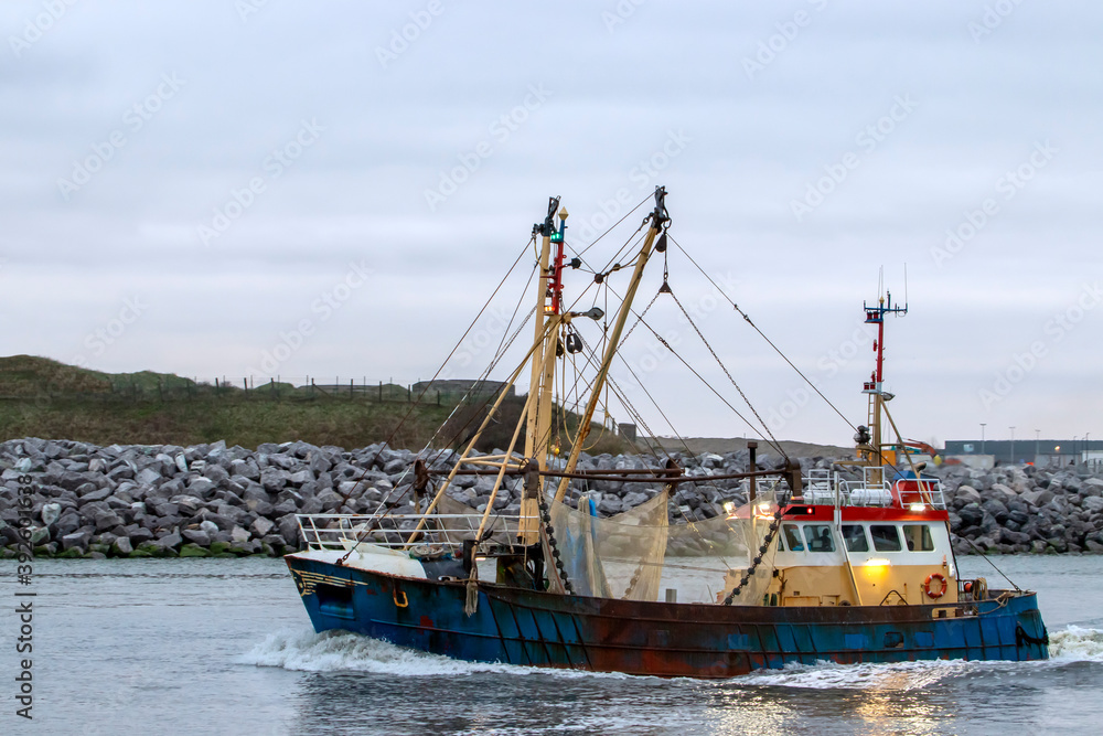 Un bateau de pêche quitte le port