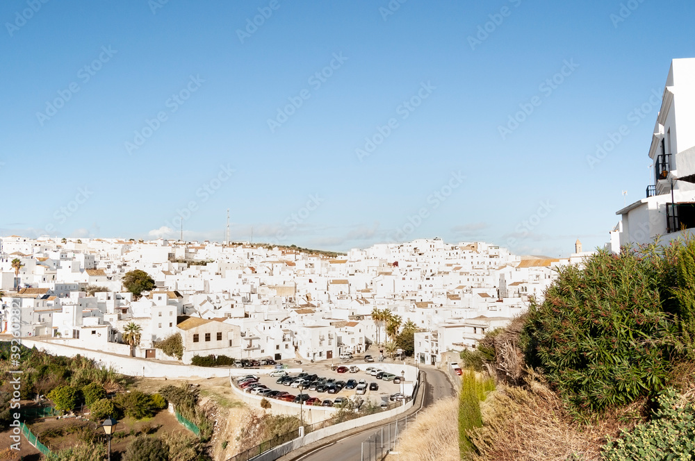 Fototapeta premium Pueblo blanco de la sierra de cádiz. Es vejer de la frontera. En la foto se ven sus casas blancas al amanecer junto al cielo azul del otoño.