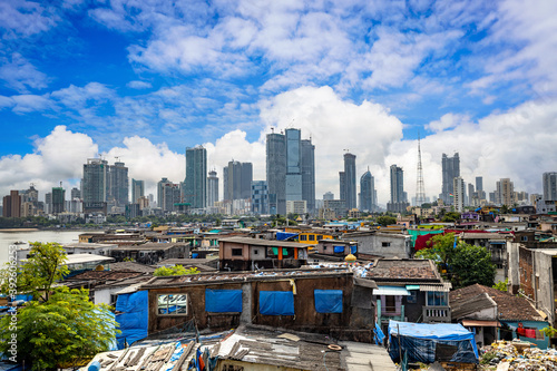 Tableau sur toile Views of slums on the shores of mumbai, India against the backdrop of skyscraper