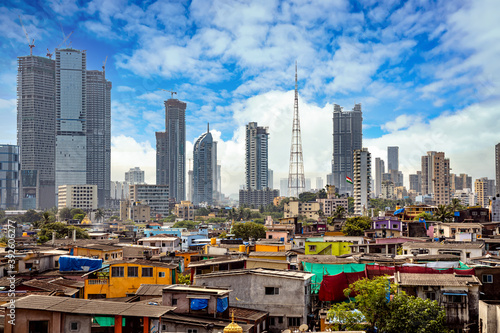 Bild auf Leinwand Views of slums on the shores of mumbai, India against the backdrop of skyscraper