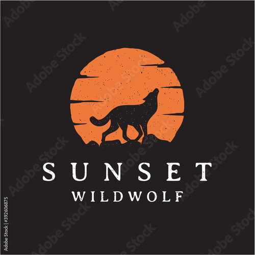 Vintage rustic hipster Howling Wolf Silhouette sunset / sunrise logo design
