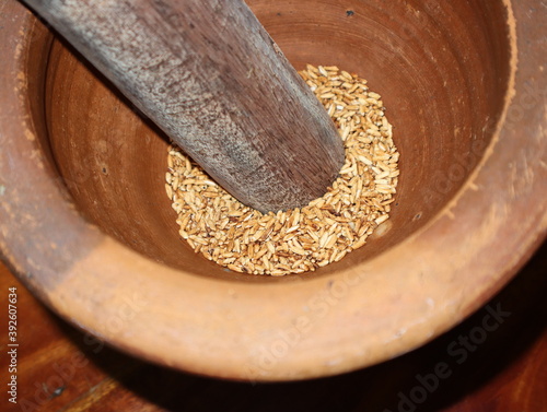 Roasted rice in a mortar, get ready for the lowdown photo