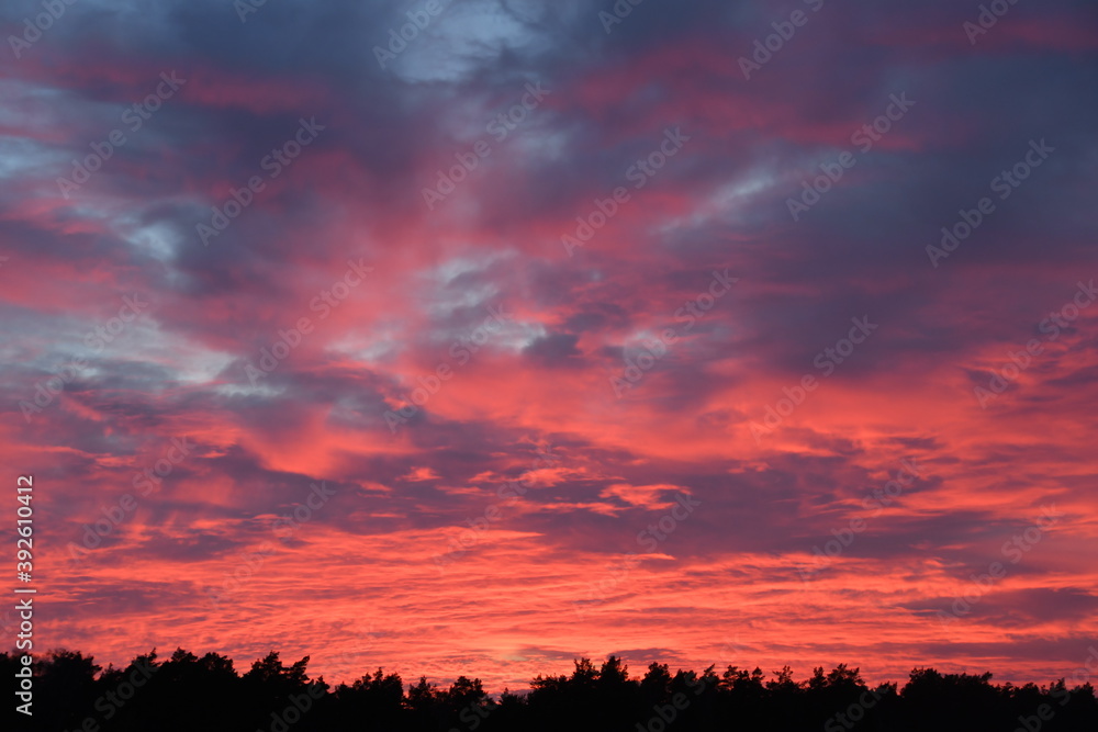 kitschiger rosa-roter Abendhimmel