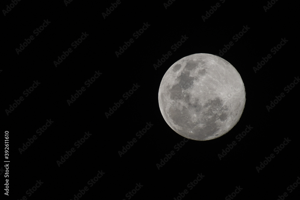 Obraz premium Full moon over the dark sky