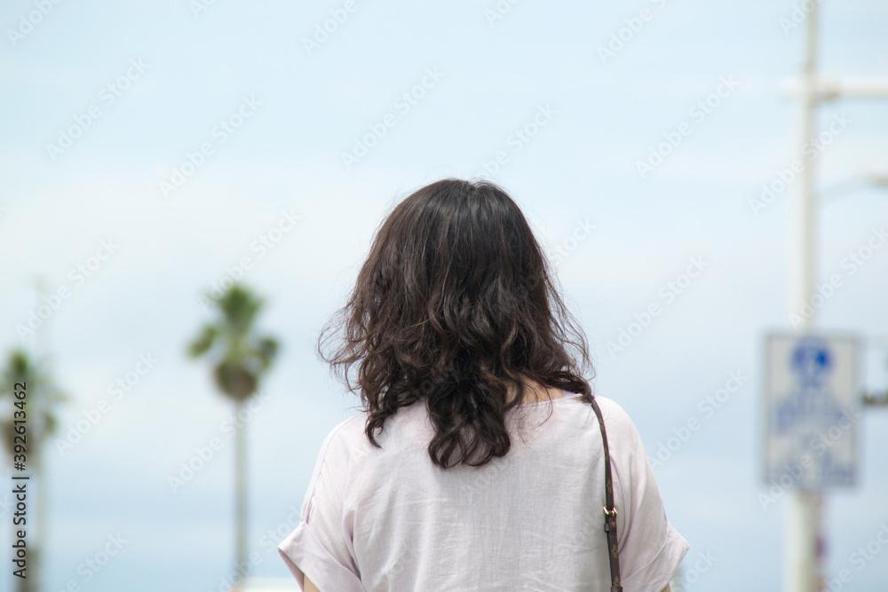 ロングヘアの女性 後ろ姿
ロングヘアの女性 後ろ姿