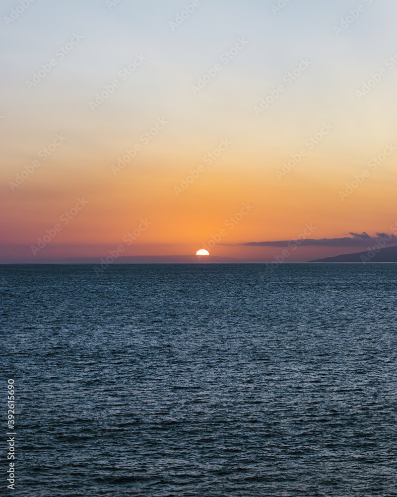 Fototapeta premium A beautiful sunset over the sea