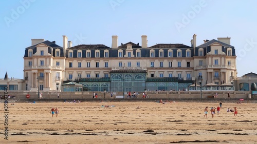 Grand hôtel des Thermes marins de Saint-Malo en Bretagne, célèbre centre de thalassothérapie au bord de la mer, sur la grande plage du Sillon (France)