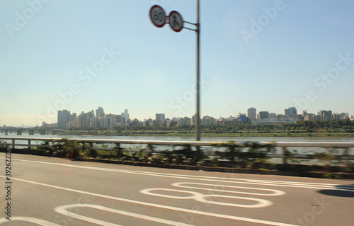 Canvas Print blurry empty asphalt road and cityscape of korea seoul city