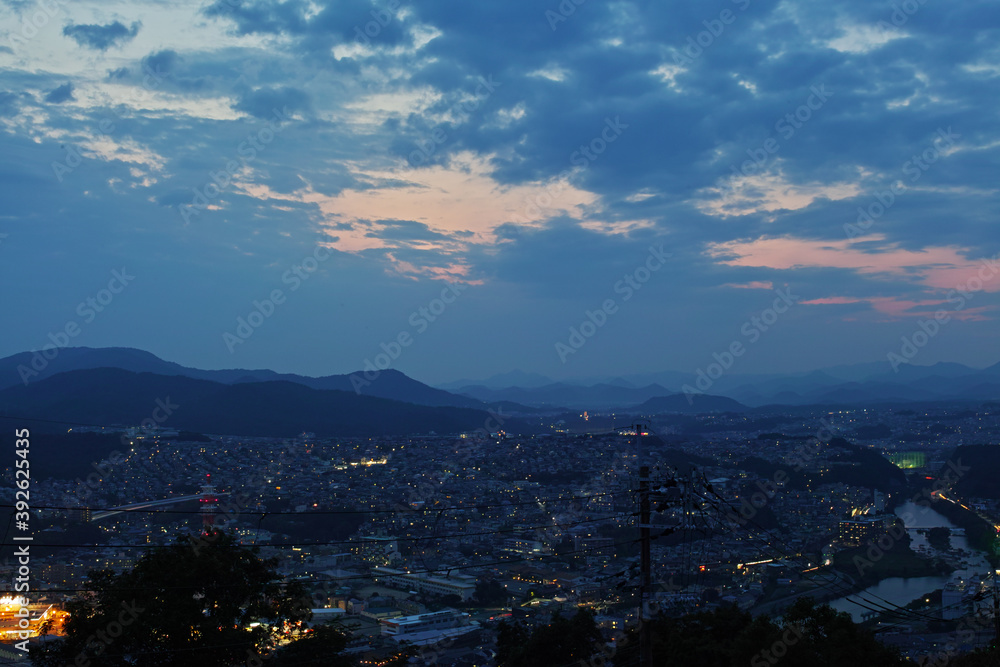 夕方の町の風景写真