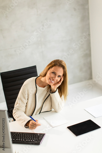 Bbeautiful businesswoman wo...