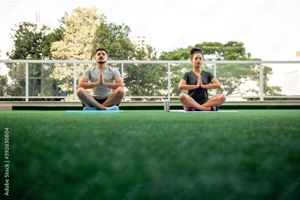 Yoga ao ar livre com acompanhamento online Yoga ao ar livre com acompanhamento online