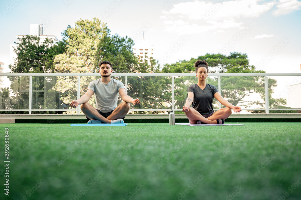 Yoga ao ar livre com acompanhamento online Yoga ao ar livre com acompanhamento online