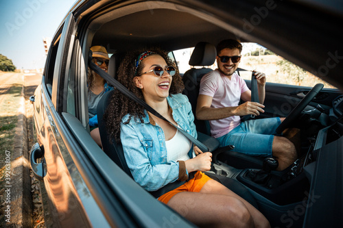 Passeio de carro com os amigos