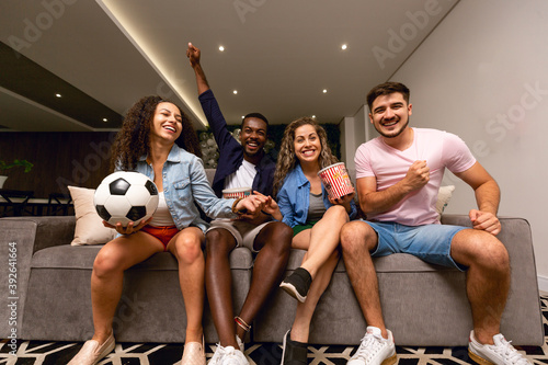 Amigos assistindo jogos pela televisão photo