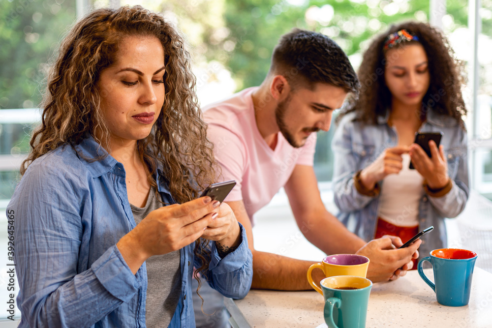 Fototapeta premium Amigos, café e tecnologia