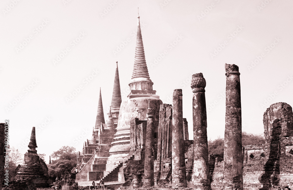 Obraz premium UNESCO world heritage. Ancient archaeological site at Ayutthaya Historical Park, Archaeological sites of Thailand in Ayutthaya, ancient and beautiful. Ayutthaya Province, Thailand.