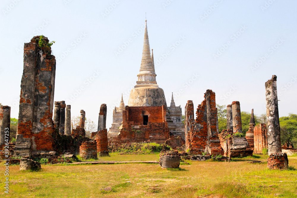 Obraz premium UNESCO world heritage. Ancient archaeological site at Ayutthaya Historical Park, Archaeological sites of Thailand in Ayutthaya, ancient and beautiful. Ayutthaya Province, Thailand.