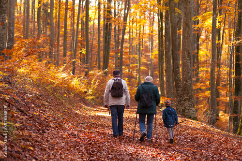 Papier peint Großeltern mit Enkel beim Herbstspaziergang