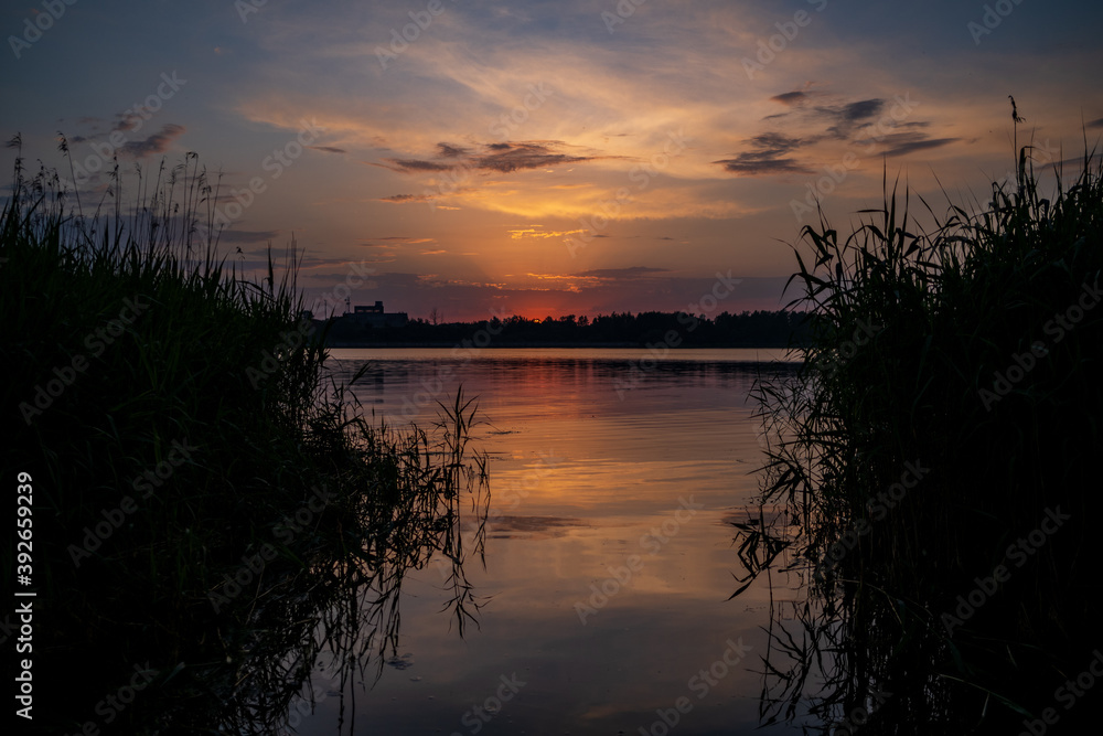 Fotografie beautiful red sunset over the lake